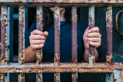 Cristã chinesa é presa por orar pela mãe doente em culto doméstico