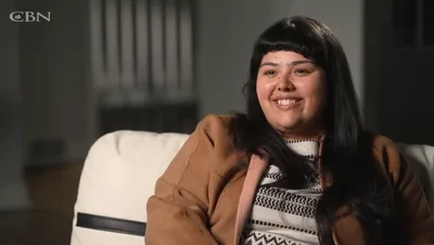 Filha de pastor envolvida na feitiçaria é liberta após cantar: "Cobre-me, Jesus"