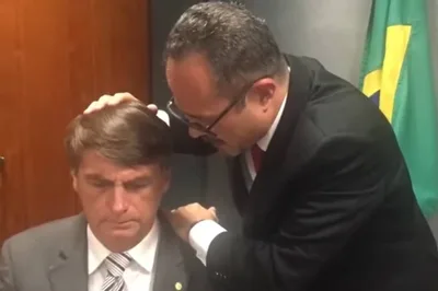 Vídeo de pastor ungindo Bolsonaro presidente em 2017 viraliza na web