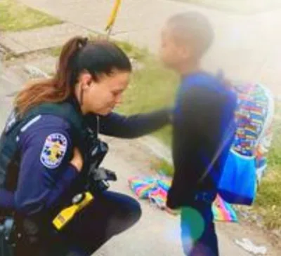 Menino oferece uma oração a policial que ele não conhecia e foto viraliza