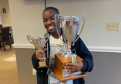 Refugiado cristão da Nigéria se torna o campeão de xadrez mais novo dos EUA, aos 10 anos