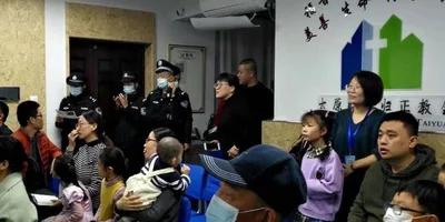China: policiais invadem culto, prendem pastor e confiscam bíblicas