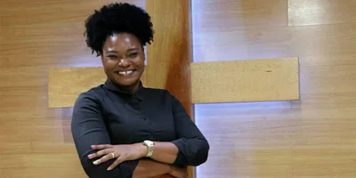 Nascida no tráfico e abandonada, mulher recebe amparo de Jesus: \"Sou maior que suas dores\"