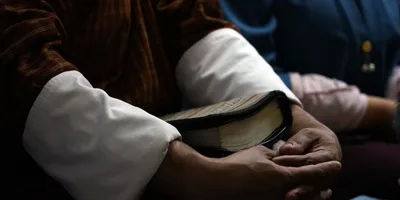 Pastor tem água e luz cortadas por realizar cultos em casa no Butão