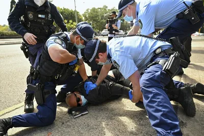 Polícia australiana multa igreja e bane serviços por desafiar as restrições da covid