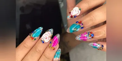 Unhas feita com flores encapsuladas é tendência para a primavera