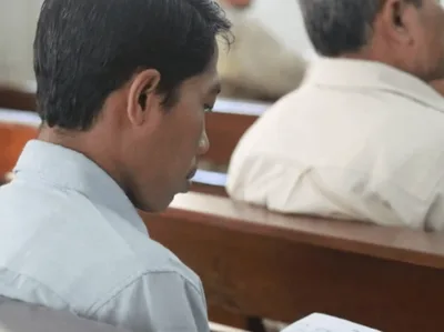 Na Indonésia, pastor é arrastado para fora da igreja por autoridades