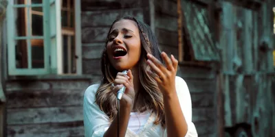 Julia Vitória lança single e clipe \"Outra Vez\"