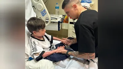 Jogador do Vasco ora com menino que acordou do coma: "Deus de milagres"