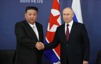Kim da Coreia do Norte passeia com limusine de luxo presenteada por Putin