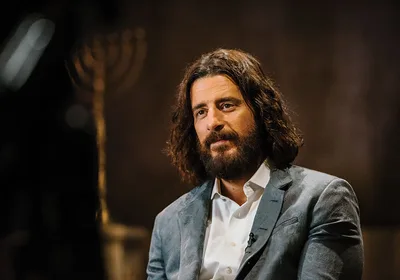 Ator da série The Chosen diz que a oração lhe trouxe 'serenidade'