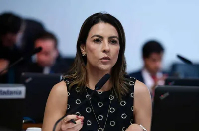 Senadora compara idosas “orando com Bíblia” com terroristas do Hamas