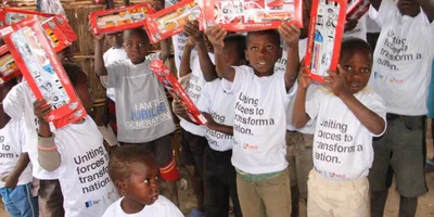 Crianças ficam sem reação ao segurar brinquedo pela primeira vez, na África
