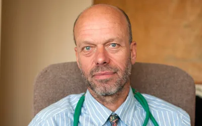 Médico é processado e pode perder o emprego por fazer oração com paciente em hospital | Notícias Gospel