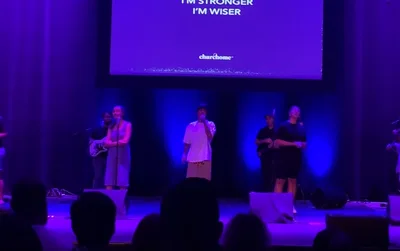 Justin Bieber lidera adoração na igreja de Judah Smith
