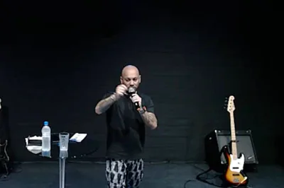 “Prazer a gente tem com vagabunda”, diz pastor durante sermão