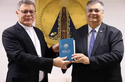 Bancada evangélica critica Dino após foto com a Bíblia: “Comunista enganador”