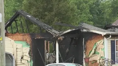 Família escapa de incêndio antes de sua casa ser destruída: "Deus nos acordou"