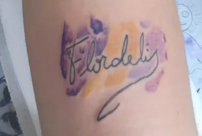 Filho de Flordelis tatua o nome da “mãe” no braço