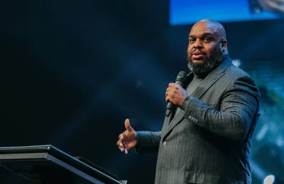 Pr. John Gray é internado com embolia pulmonar e esposa pede orações