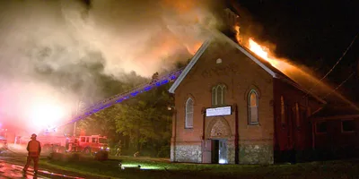 Igreja é incendiada e marcada com assinatura do Estado Islâmico, no Canadá