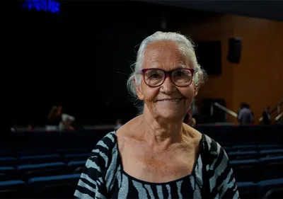 Mulher é atraída pelo hino da harpa "Conversão" e aceita Jesus em culto ao ar livre