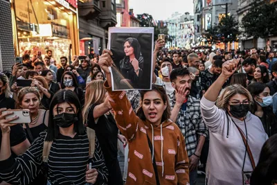 Irã reprime protestos do próprio povo e 40 pessoas morrem