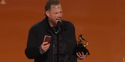 Com a Bíblia na mão, Jelly Roll prega Jesus ao receber Grammy: \"Cristo é para todos\"