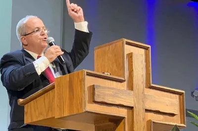 “Roupa suja se lava na igreja”, diz pastor sobre escândalos do mundo gospel