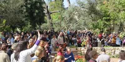 Milhares de cristãos se reúnem no túmulo vazio de Jesus em Jerusalém