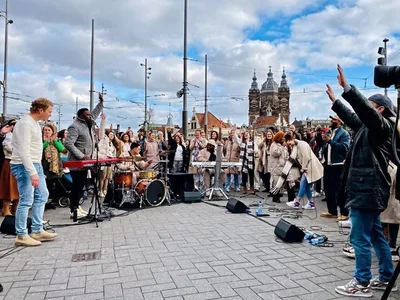 Turistas aceitam a Jesus durante evangelismo em Amsterdã