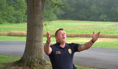 Policial canta 'Eu Só Posso Imaginar', conta testemunho e emociona milhões nas redes sociais | Notícias Gospel