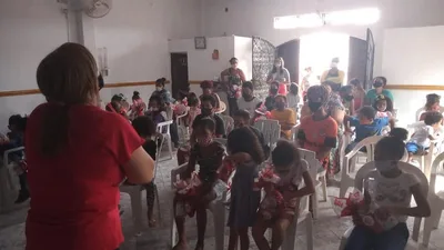 Pais são alcançados pela oração dos filhos em projeto cristão: "A Palavra de Deus é viva"