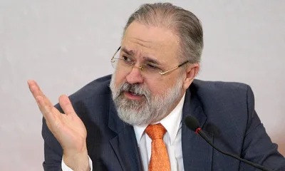 Augusto Aras defende suspensão de MP que impede censura na internet