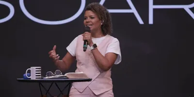 \"Nos tornamos profissionais do culto\", diz Nívea Soares ao chamar Igreja ao quebrantamento