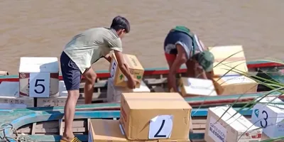 ONG cristã atravessa fronteira para levar suprimentos a refugiados em floresta no Mianmar