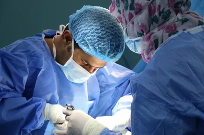 Médico descobre que não há mais tumor durante cirurgia: "Deus cura"