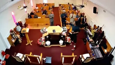 Homem armado ameaça fiéis, mas pastor o derruba e impede massacre