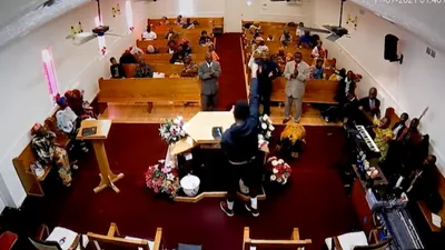 Pastor salva sua igreja após desarmar atirador em culto nos EUA: "Deus me usou"