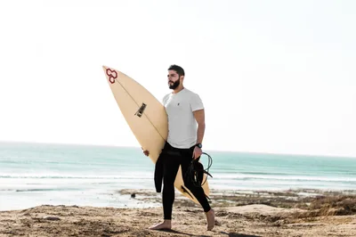 Surfista salva homem de ataque cardíaco após esposa orar na praia: "Deus colocou você lá"
