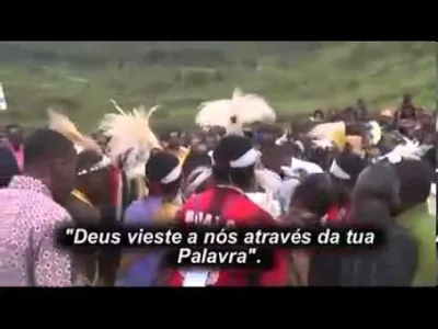 Vídeo mostra momento emocionante da entrega das Bíblias traduzidas à tribo Kimyal, na Indonésia