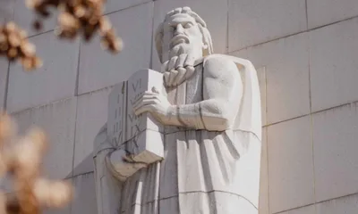 Qual era o nome da montanha onde Moisés recebeu os 10 Mandamentos?