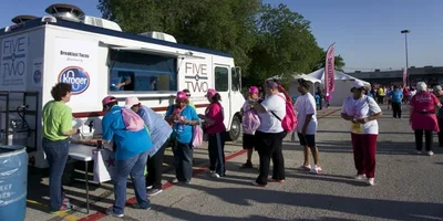 Pastor monta 'food-truck' para alimentar desabrigados, nos Estados Unidos