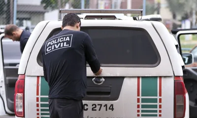 Mulher tenta esganar criança de 4 anos no banheiro de igreja