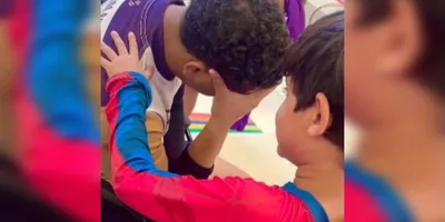 Menino de 8 anos ora por doente em hospital: \"Pai, coloque sua mão nele e cura\"