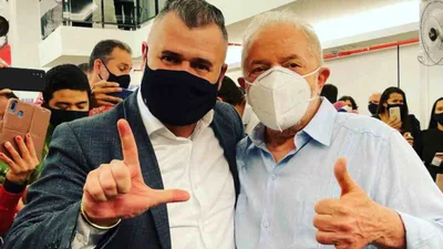 Pastor Paulo Marcelo cai no choro ao comemorar a vitória de Lula