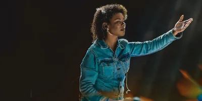 Nívea Soares relança o clássico \"Santo\" em nova versão ao vivo