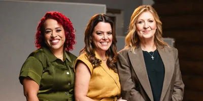 Ana Paula Valadão canta versão trilíngue de “Aclame ao Senhor” com Darlene Zschech