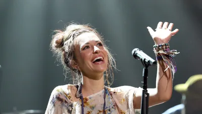 Lauren Daigle encoraja jovens que sofrem bullying por sua fé: 'Deus dá coragem e ousadia'