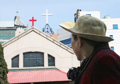 Pastor na China usa tecnologia para driblar vigilância do governo e fazer cultos